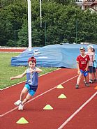 <b>Pavel Simandl při slalomu, za ním se již připravuje Kryštof Maršák</b><br>